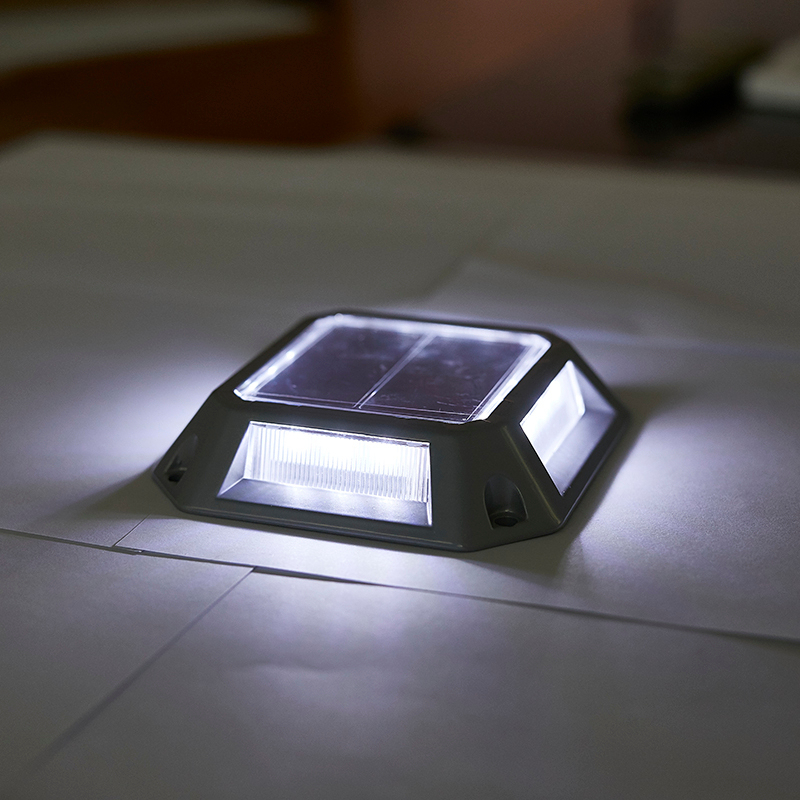 7.1 X 5.3 X 4.3 pollici Dock Solar Light Screw Installazione 2 anni di garanzia