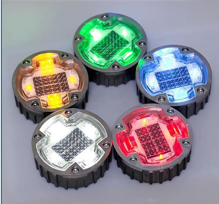 Punti stradali solari con vari colori di luce LED per una migliore visibilità stradale