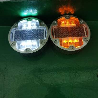 Punti stradali solari con vari colori di luce LED per una migliore visibilità stradale