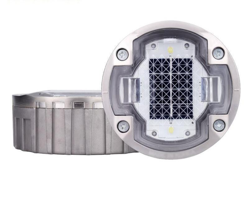 Lunga durata ≥30000h Stanghe stradali a energia solare φ123*48.5mm per autostrade Sopportano 30 tonnellate