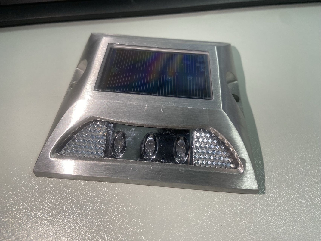 Stagno stradale alimentato a energia solare in lega di alluminio PC con livello di resistenza all'acqua IP68 e sorgente luminosa a LED