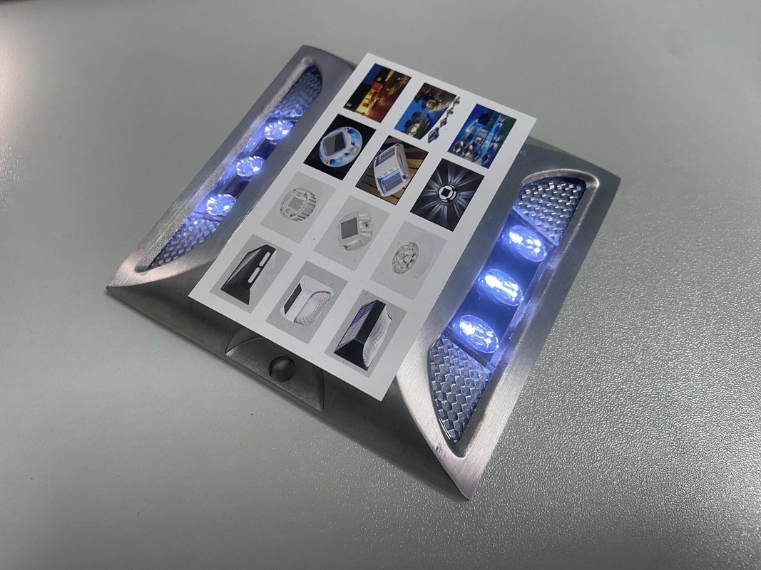 Stagno stradale alimentato a energia solare in lega di alluminio PC con livello di resistenza all'acqua IP68 e sorgente luminosa a LED