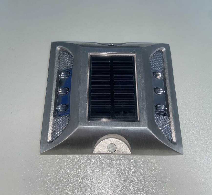 Stagno stradale alimentato a energia solare in lega di alluminio PC con livello di resistenza all'acqua IP68 e sorgente luminosa a LED