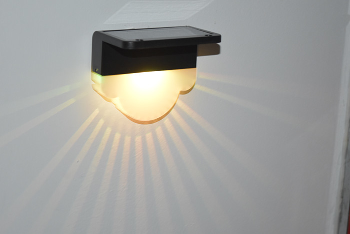 Luce di recinzione per cortile solare impermeabile all'aria aperta Colori multipli Porta solare a LED Colonna di luce per giardino