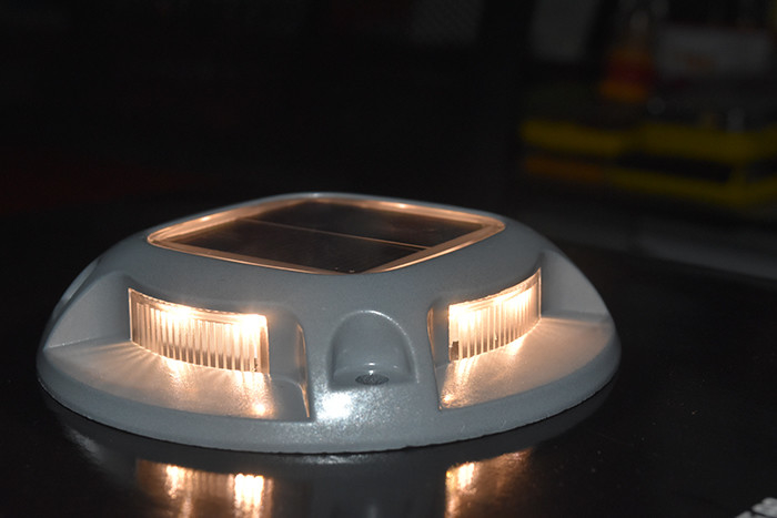 Lumiera a energia solare da 110*22 mm illuminata per 20 ore di lavoro