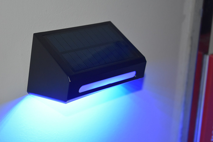 Luce solare per pareti esterne bianca RGB calda luminosa Batteria al litio ternaria IP65 impermeabile