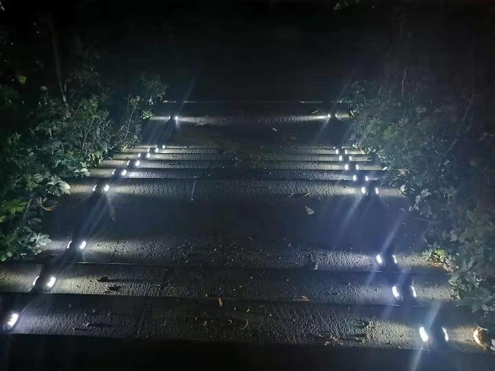 Fusoio di ferro di cavallo in alluminio Conchiglia colata Luci a punta di strada solari Marcatore Alta resistenza agli urti